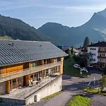 Apartment Carolines Appartement Warth - Bergblick, Terrasse, 2 Min Fussweg Bis Skilift & Tiefgarage - Ideal Fuer Familien Und Naturverbundene Paare