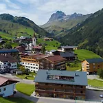 Carolines Appartement Warth - Bergblick, Terrasse, 2 Min Fussweg Bis Skilift & Tiefgarage - Ideal Fuer Familien Und Naturverbundene Paare Apartment Warth (Vorarlberg)