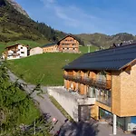 Carolines Appartement Warth - Bergblick, Terrasse, 2 Min Fussweg Bis Skilift & Tiefgarage - Ideal Fuer Familien Und Naturverbundene Paare *