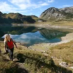 Apartament Carolines Warth - Bergblick, Terrasse, 2 Min Fussweg Bis Skilift & Tiefgarage - Ideal Fuer Familien Und Naturverbundene Paare