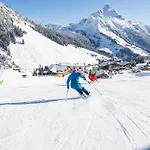 Carolines Warth - Bergblick, Terrasse, 2 Min Fussweg Bis Skilift & Tiefgarage - Ideal Fuer Familien Und Naturverbundene Paare