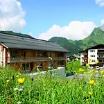 Apartment Carolines Appartement Warth - Bergblick, Terrasse, 2 Min Fussweg Bis Skilift & Tiefgarage - Ideal Fuer Familien Und Naturverbundene Paare *