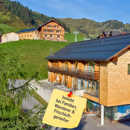 Lägenhet Carolines Warth - Bergblick, Terrasse, 2 Min Fussweg Bis Skilift & Tiefgarage - Ideal Fuer Familien Und Naturverbundene Paare