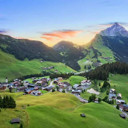 Carolines Warth - Bergblick, Terrasse, 2 Min Fussweg Bis Skilift & Tiefgarage - Ideal Fuer Familien Und Naturverbundene Paare *